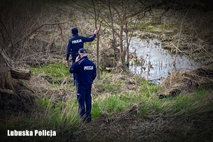 policjanci przeszukują teren