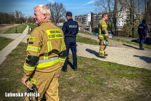 mundurowi przygotowują się do poszukiwań