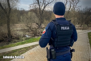 policjant przeszukuje teren