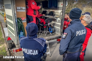 mundurowi przygotowują się do poszukiwań