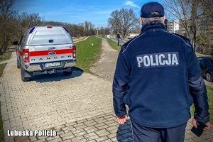 policjant podczas poszukiwań