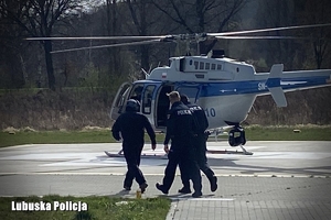 policjanci idą do helikoptera