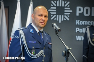 policjant przemawia z mównicy