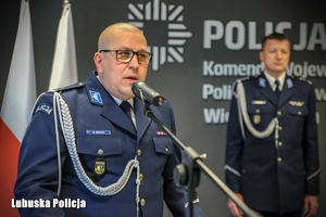 policjant przemawia z mównicy