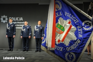 sztandar lubuskiej policji i policjanci w tle
