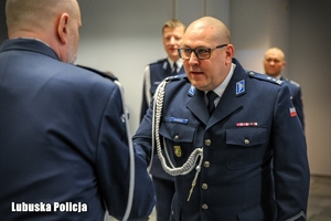 policjant odbiera meldunek