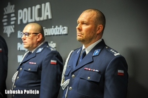 policjanci stoją na sali konferencyjnej
