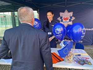 Policjantka na stoisku promocyjnym Policji