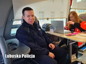 Policjant oddający krew