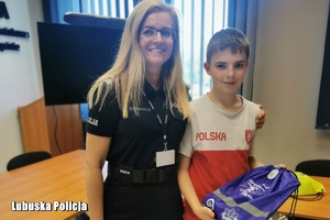 policjantka i chłopiec