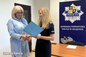 policjantka gratuluje kobiecie