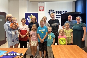 policjantka i dzieci na wspólnym zdjęciu