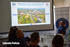 Policjanci w trakcie spotkania