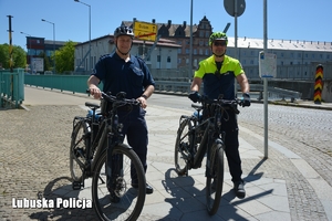 Przedstawiciele służb na rowerach służbowych