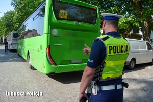 Policjanci w trakcie kontroli autokaru