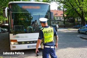 Policjanci w trakcie kontroli autokaru