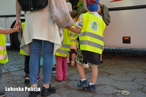 Dzieci wchodzą do autokaru