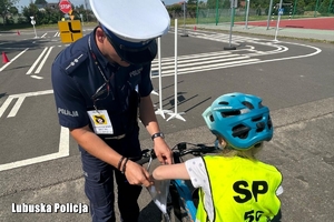 policjant zakłada numer uczniowi
