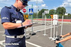 policjant przygląda się rywalizacji na konkursie