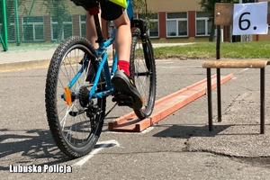 uczeń pokonuje tor rowerowy