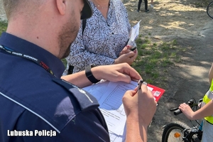 policjant przygląda się rywalizacji na konkursie