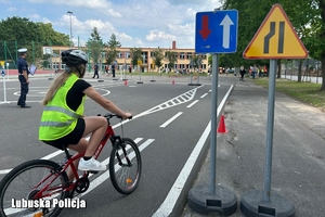 uczeń pokonuje tor rowerowy