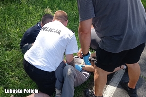 mundurowi udzielają pomocy na miejscu wypadku