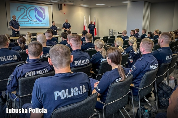 słuchacze policjanci wysłuchują przemówienia inspektora Jerzego Czebreszuka
