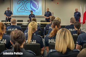 słuchacze policjanci wysłuchują przemówienia inspektora Jerzego Czebreszuka