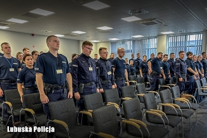 słuchacze policjanci stoją na sali