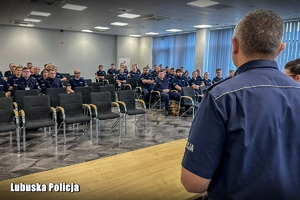 słuchacze policjanci wysłuchują przemówienia inspektora Jerzego Czebreszuka
