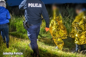 policjanci prowadzą zatrzymanych mężczyzn