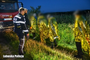 mundurowi i zatrzymani mężczyźni