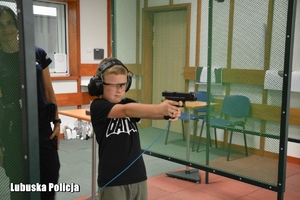 dziecko podczas symulacji strzałów