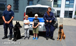 policjanci dzieci przed radiowozem