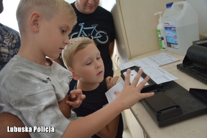 dzieci podczas zabawy z odciskami palców
