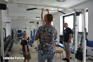policjantka i osoby na siłowni