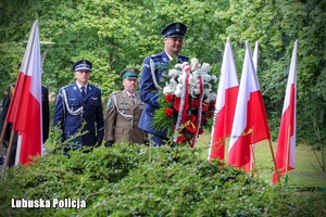 Przedstawiciele służb mundurowych, władz państwowych i samorządowych składają hołd przy tablicy poświęconej Pamięci Ofiar Rzezi Wołyńskiej.