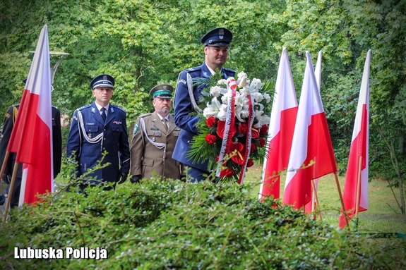 Przedstawiciele służb mundurowych, władz państwowych i samorządowych składają hołd przy tablicy poświęconej Pamięci Ofiar Rzezi Wołyńskiej.