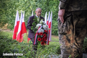 Przedstawiciele służb mundurowych, władz państwowych i samorządowych składają hołd przy tablicy poświęconej Pamięci Ofiar Rzezi Wołyńskiej.
