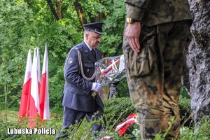Przedstawiciele służb mundurowych, władz państwowych i samorządowych składają hołd przy tablicy poświęconej Pamięci Ofiar Rzezi Wołyńskiej.