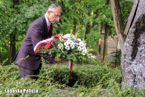 Przedstawiciele służb mundurowych, władz państwowych i samorządowych składają hołd przy tablicy poświęconej Pamięci Ofiar Rzezi Wołyńskiej.