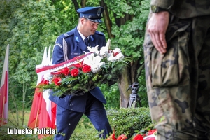 Przedstawiciele służb mundurowych, władz państwowych i samorządowych składają hołd przy tablicy poświęconej Pamięci Ofiar Rzezi Wołyńskiej.