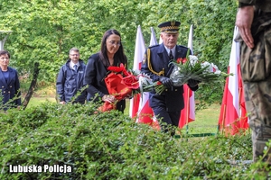 Przedstawiciele służb mundurowych, władz państwowych i samorządowych składają hołd przy tablicy poświęconej Pamięci Ofiar Rzezi Wołyńskiej.