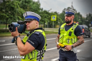 Policjanci ruchu drogowego przy kontroli prędkości