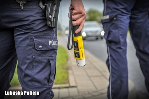 Policjanci ruchu drogowego z urządzeniem alcoblow