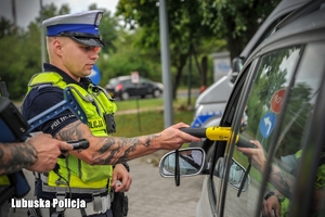 Policjanci ruchu drogowego przy kontroli stanu trzeźwości