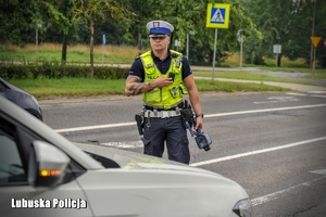Policjanci ruchu drogowego przy kontroli