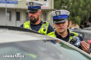 Policjanci ruchu drogowego przy kontroli