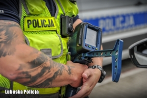 Policjant ruchu drogowego z miernikiem prędkości